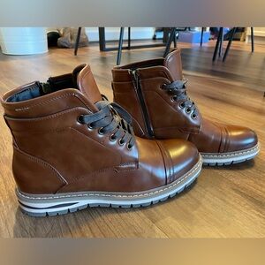 Brown boots. - Rubber sole. Size 8.